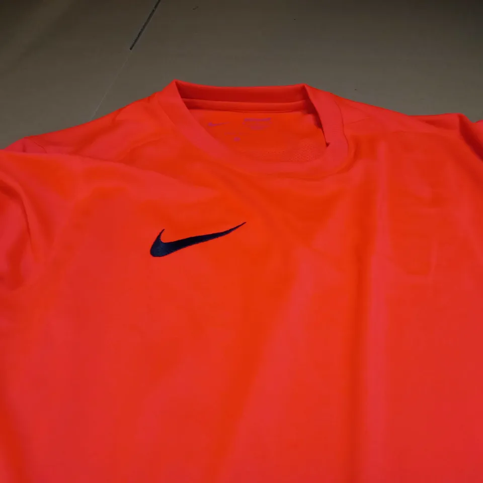 NIKE DRI-FIT SLIMFIT LIGHTWEIGHT T-SHIRT IN RED - MEDIUM