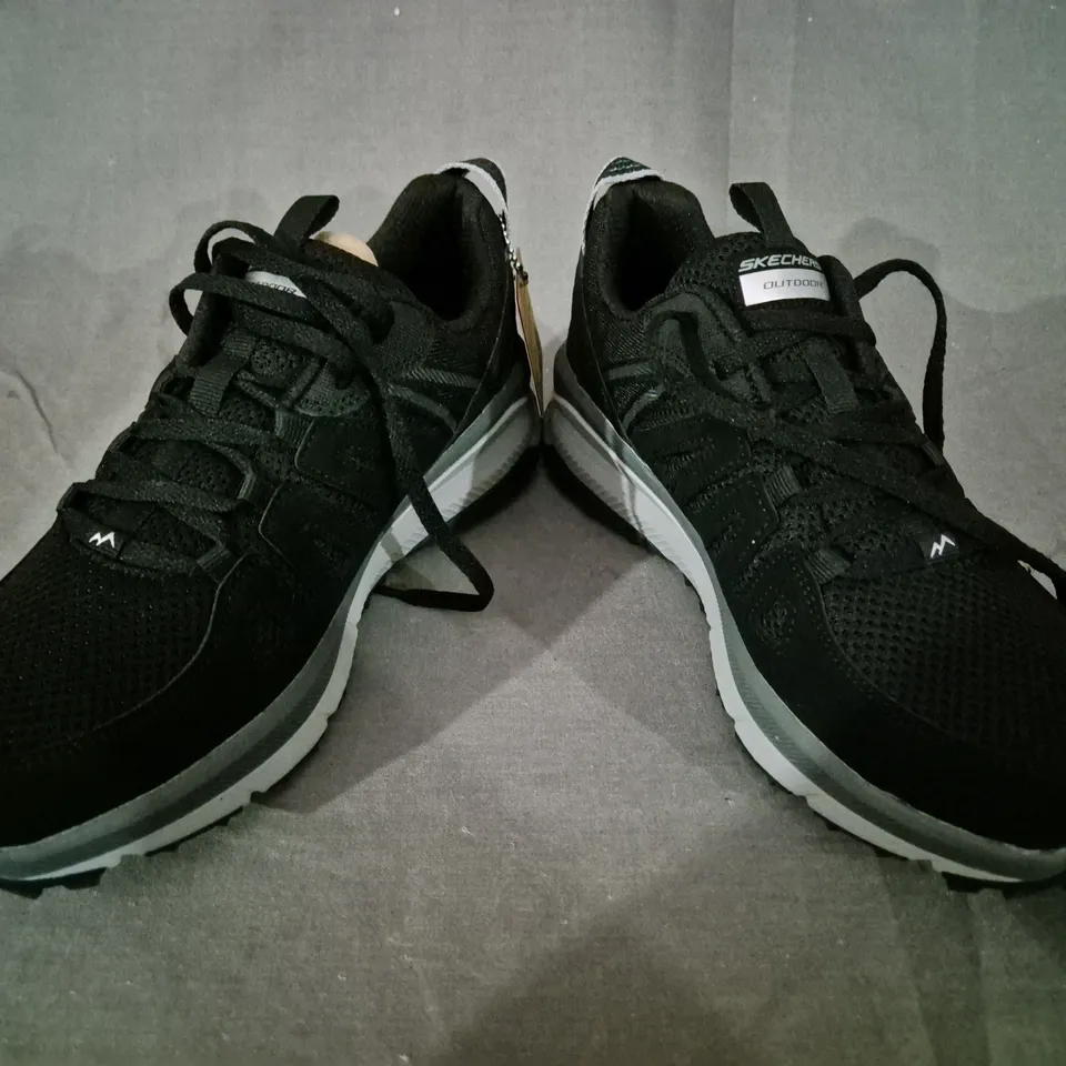 BOXED PAIR OF SKECHERS WOMEN'S TRAINERS IN BLACK UK SIZE 6