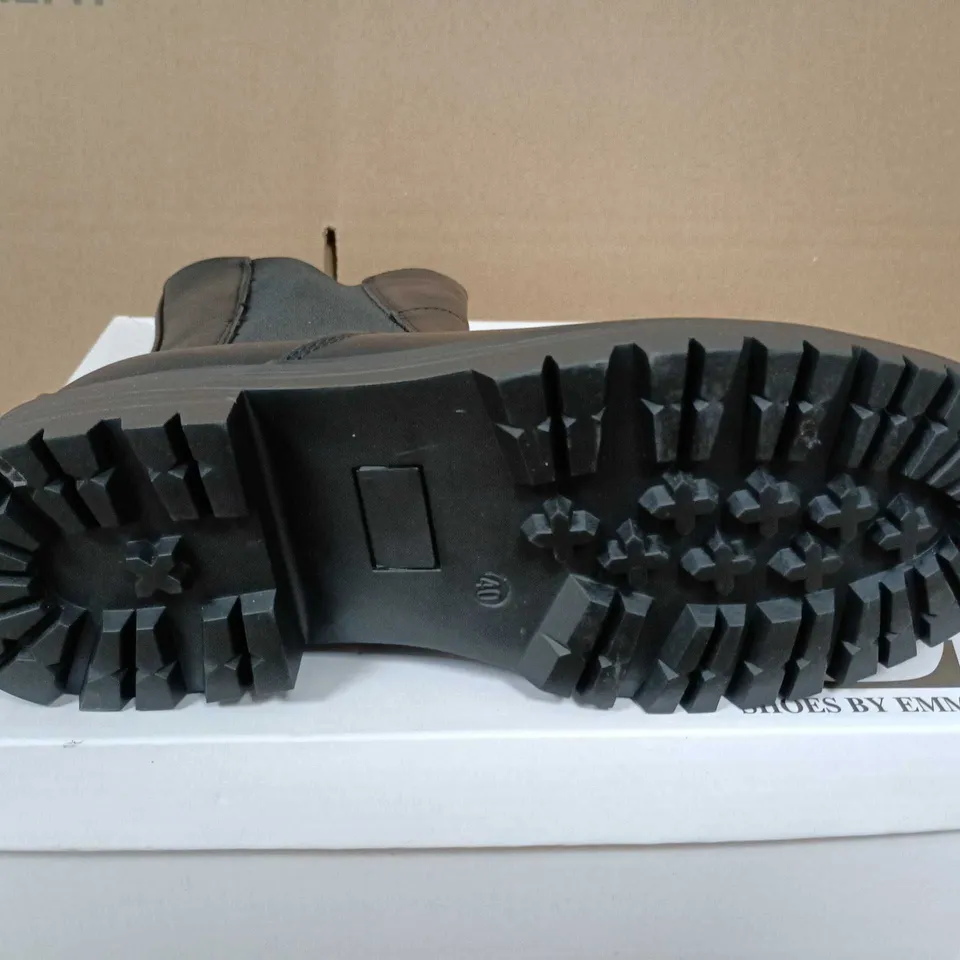 BOXED PAIR OF SHOES BY EMMA GABRIELLE BLACK PU CHELSEA BOOTS, UK 7