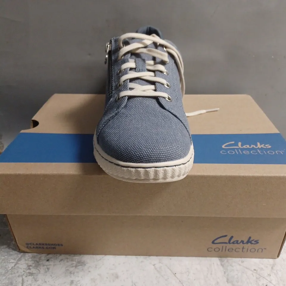 BOXED PAIR OF CLARKS CAROLINE ECHO SHOES IN DENIM SIZE UK 6.5