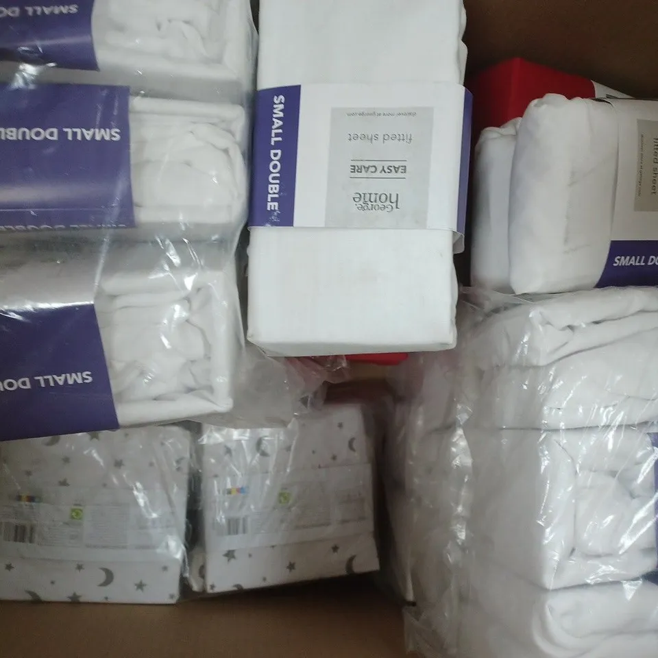 BOX OF APPROXIMATELY 10 ASSORTED BEDDING ITEMS TO INCLUDE FITTED SHEETS OF VARIOUS SIZES AND COLOURS - COLLECTION ONLY