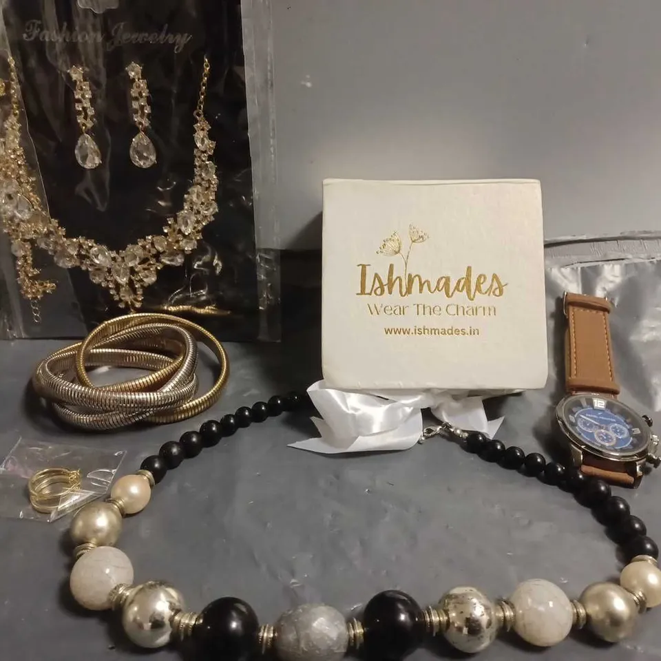 APPROXIMATELY 15 ASSORTED JEWELLERY ITEMS TO INCLUDE - NECKLACE - WATCH - BRACELET ETC