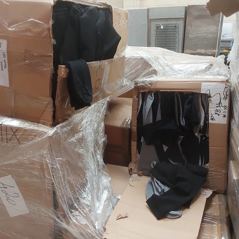 PALLET CONTAINING A VERY LARGE QUANTITY OF ASSORTED SOCKS