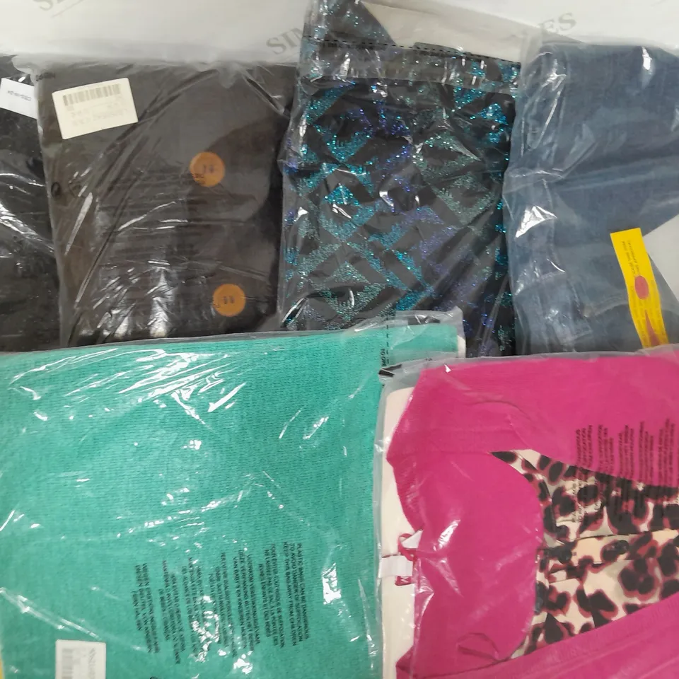LOT OF APPROX 16 CLOTHING ITEMS IN VARIOUS STYLES, COLOURS AND SIZES 