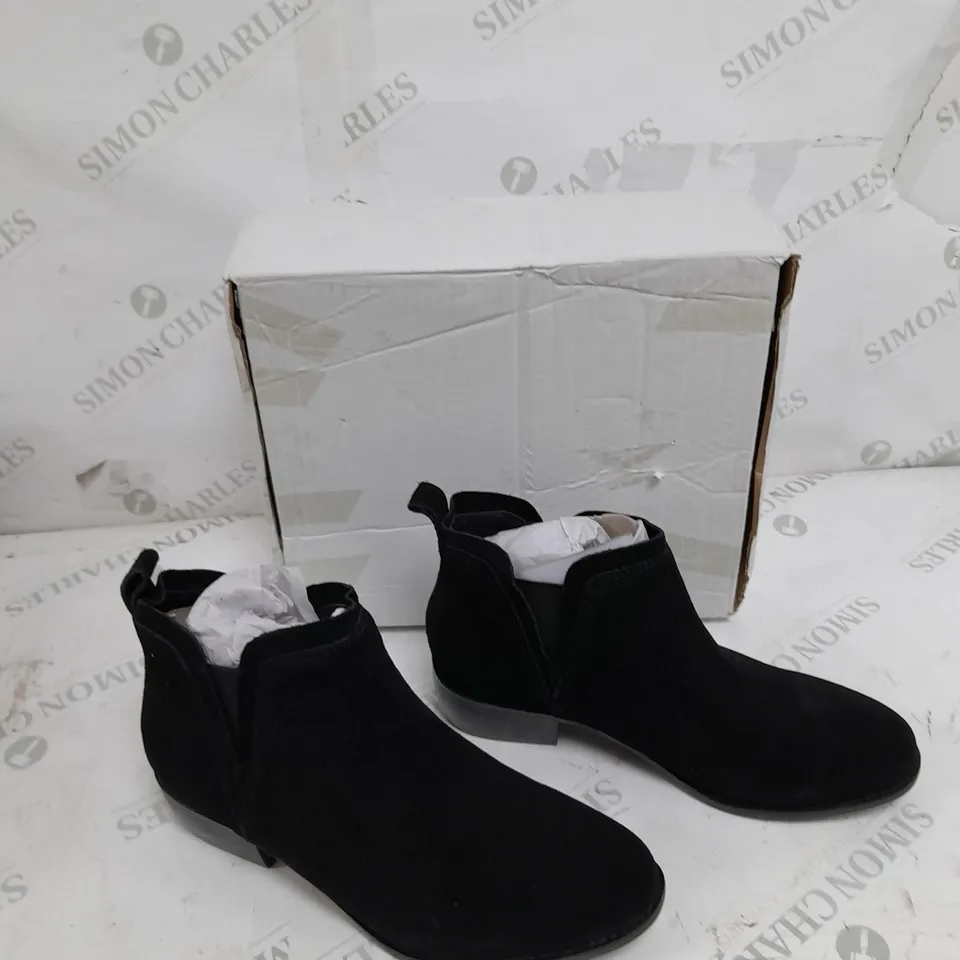 BOXED PAIR OF TEXAS BOOTS IN BLACK SIZE 7