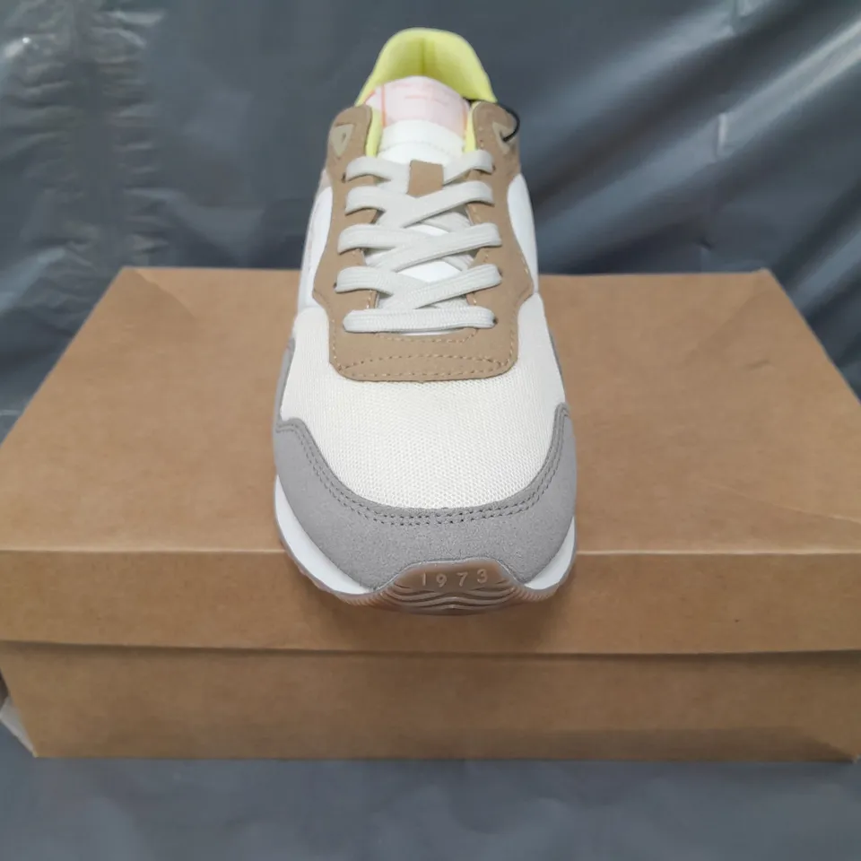 BOXED PAIR OF PEPE JEANS TRAINERS IN MULTI EU SIZE 40