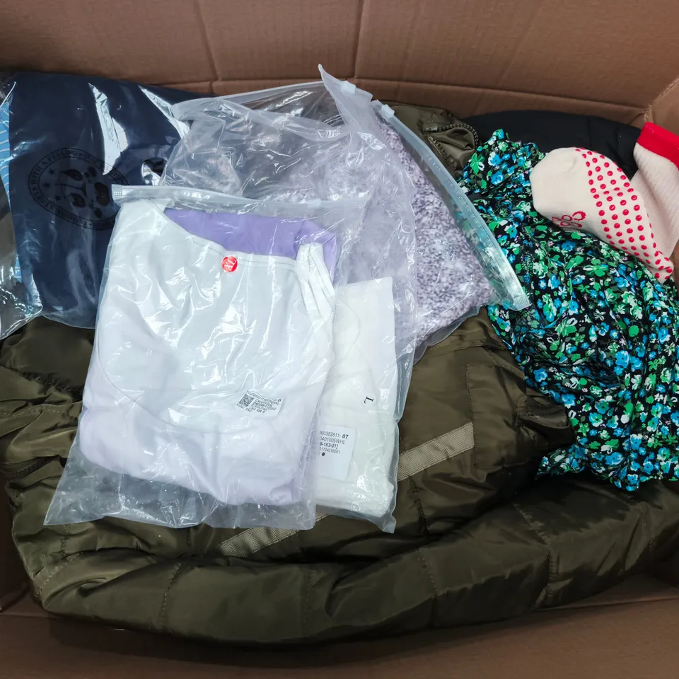 APPROXIMATELY 30 ASSORTED CLOTHING ITEMS IN VARIOUS SIZES, STYLES & COLOURS TO INCLUDE BRANDS SUCH AS CIDER, NEXT, FRUIT OF THE LOOM, ETC - COLLECTION ONLY