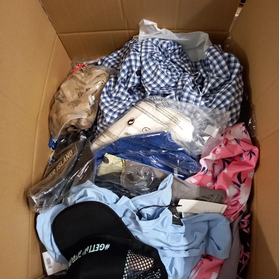 BOX OF APPROX 35 ASSORTED CLOTHING ITEMS TO INCLUDE - DRESSES, T-SHIRTS AND TROUSERS