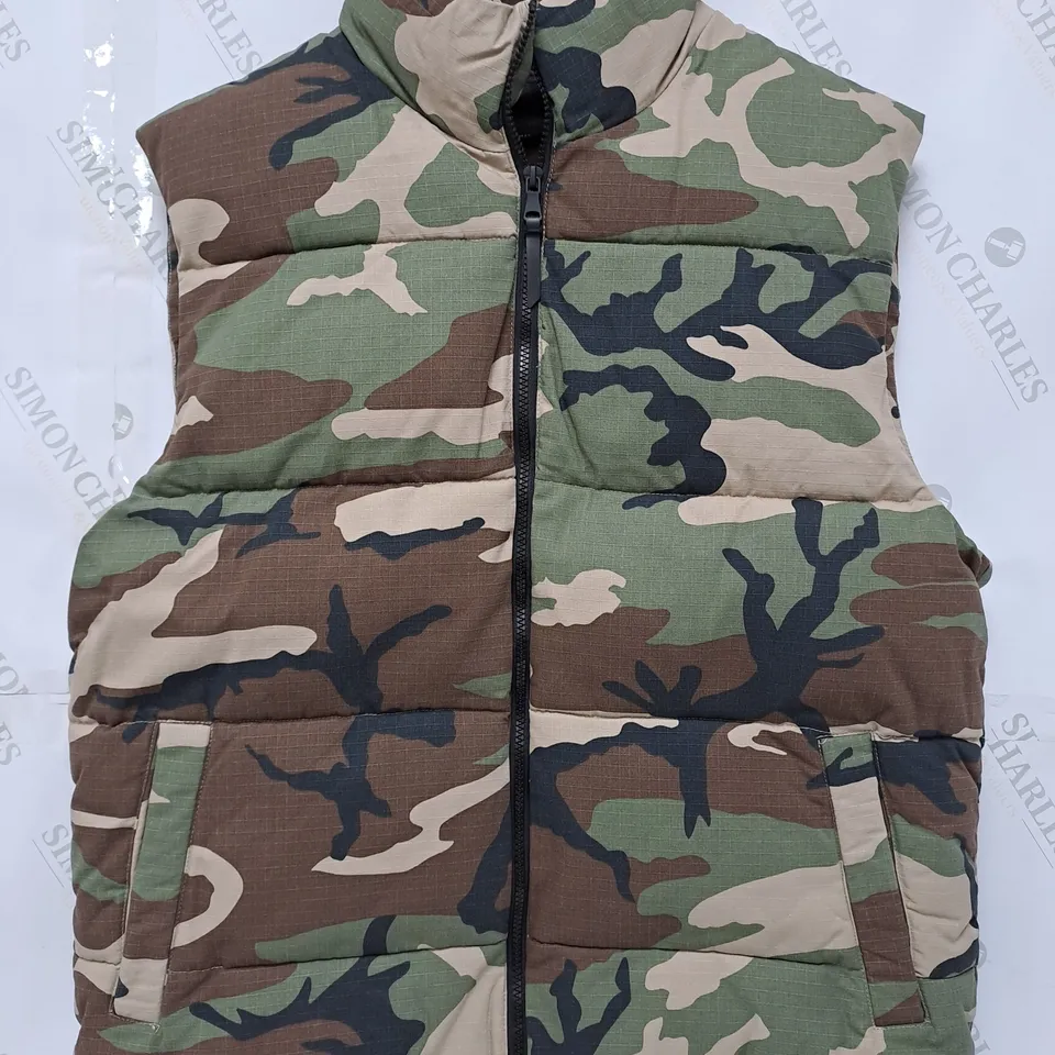 10 ASSORTED NEW CLOTHING ITEMS TO INCLUDE CAMO PUFFER VEST, HATS, T-SHIRTS, ETC
