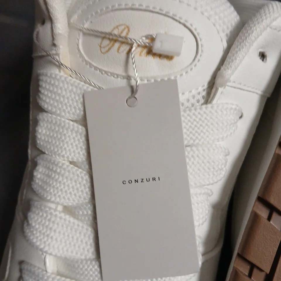 CONZURI WHITE LEATHER SNEAKERS – UK 9.5
