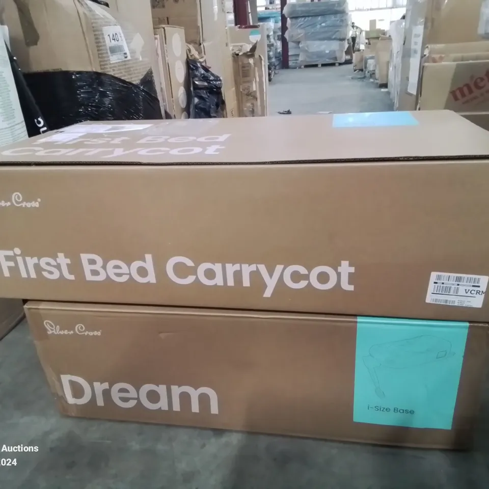 BOXED SILVER CROSS FIRST BED CARRYCOT AND I-SIZE BASE