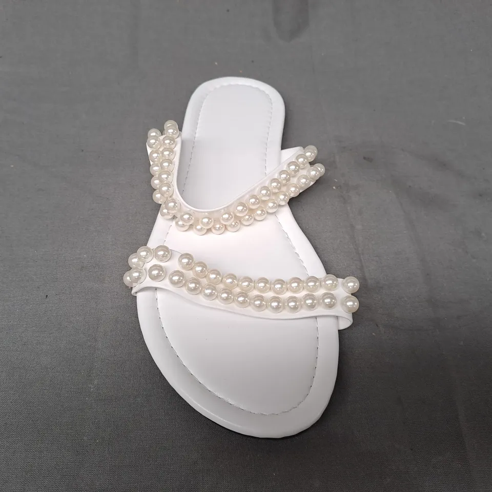 BOXED PAIR OF DESIGNER OPEN-TOE FLAT SANDALS IN WHITE W. PEARL EFFECT DETAIL EU SIZE 39