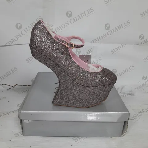 BOXED PAIR OF CASANDRA PLATFORM STRAP SHOE IN SILVER GLITTER SIZE 6