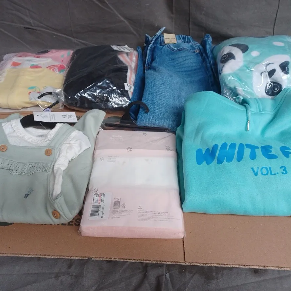 BOX OF APPROXIMATELY 30 ASSORTED KIDS CLOTHING ITEMS TO INCUDE - JUMPER, JEANS, 2PCE DUNGAREES, ETC