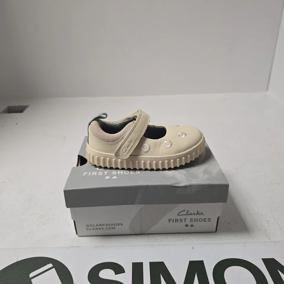 BOXED PAIR OF CLARKS COVE FLOWER FIRST SHOES BABY SIZE 4.5