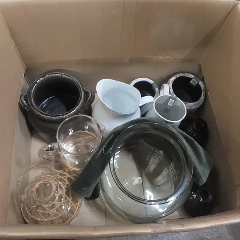 BOX CONTAINING ASSORTED DESIGNER VASES/JARS