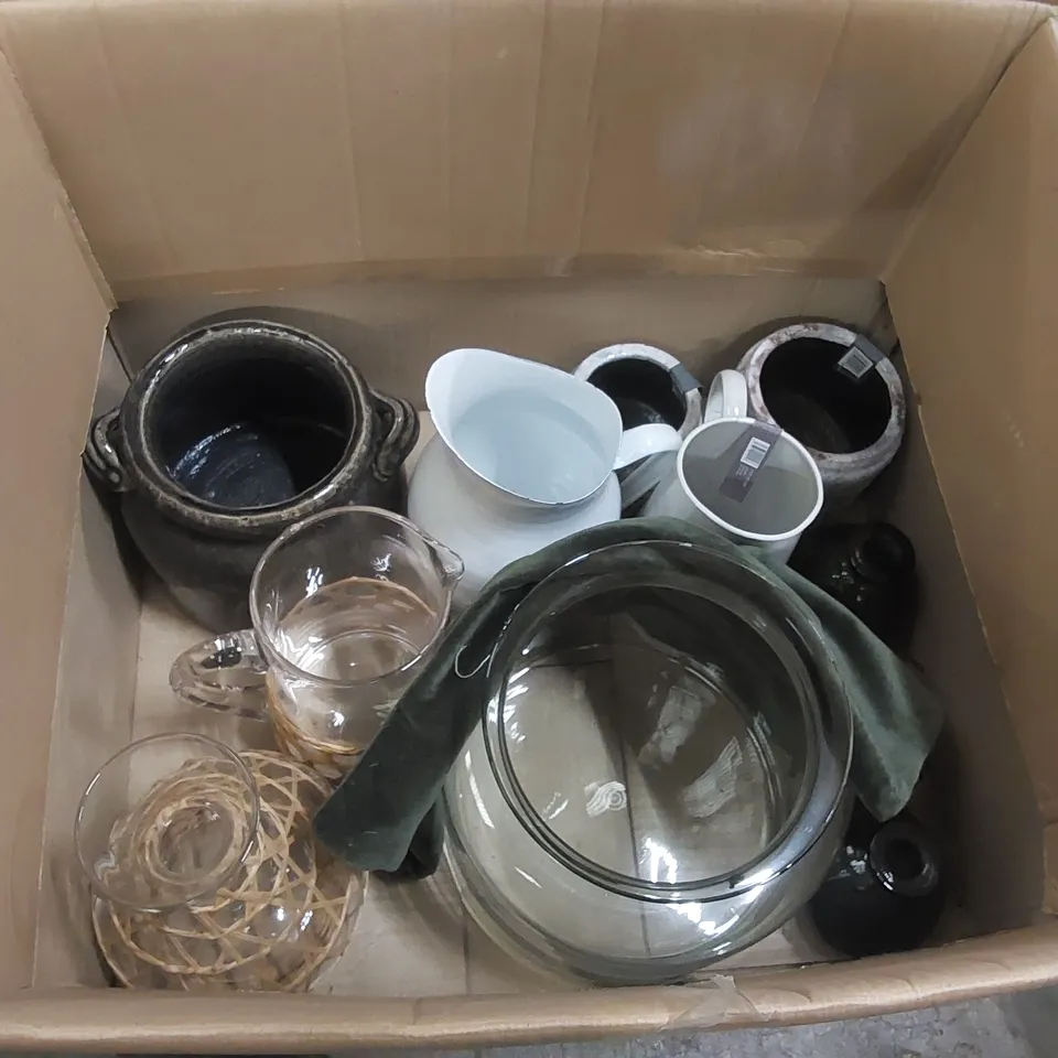BOX CONTAINING ASSORTED DESIGNER VASES/JARS