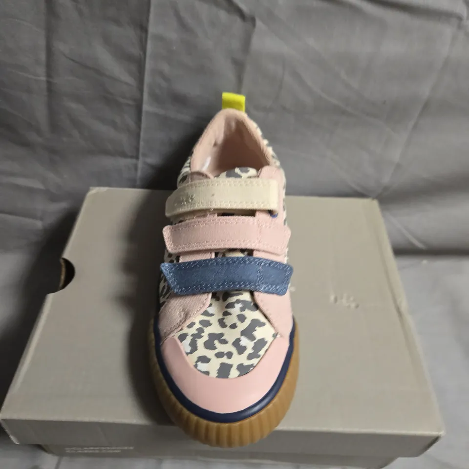 BOXED PAIR OF CLARKS KIDS FOXING VIBE TRAINERS - UK SIZE 11