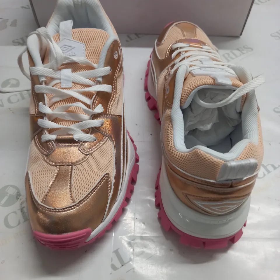 BOXED PAIR OF UMBRO BUMPY IRIDESCENT WOMENS TRAINERS - 8