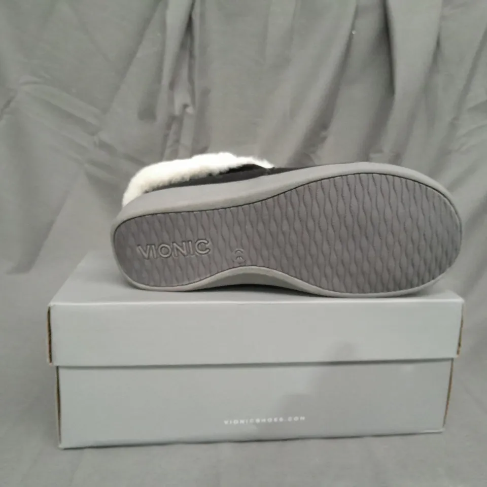 BOXED PAIR OF VIONIC BELIEVE SLIPPERS IN BLACK SIZE 5