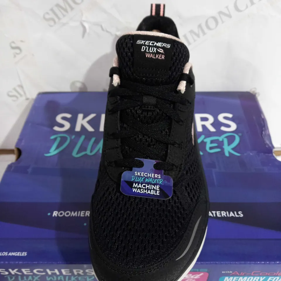 BOXED SKECHERS DLUX WALKER INFINITE MOTION TRAINERS, BLACK - SIZE 5