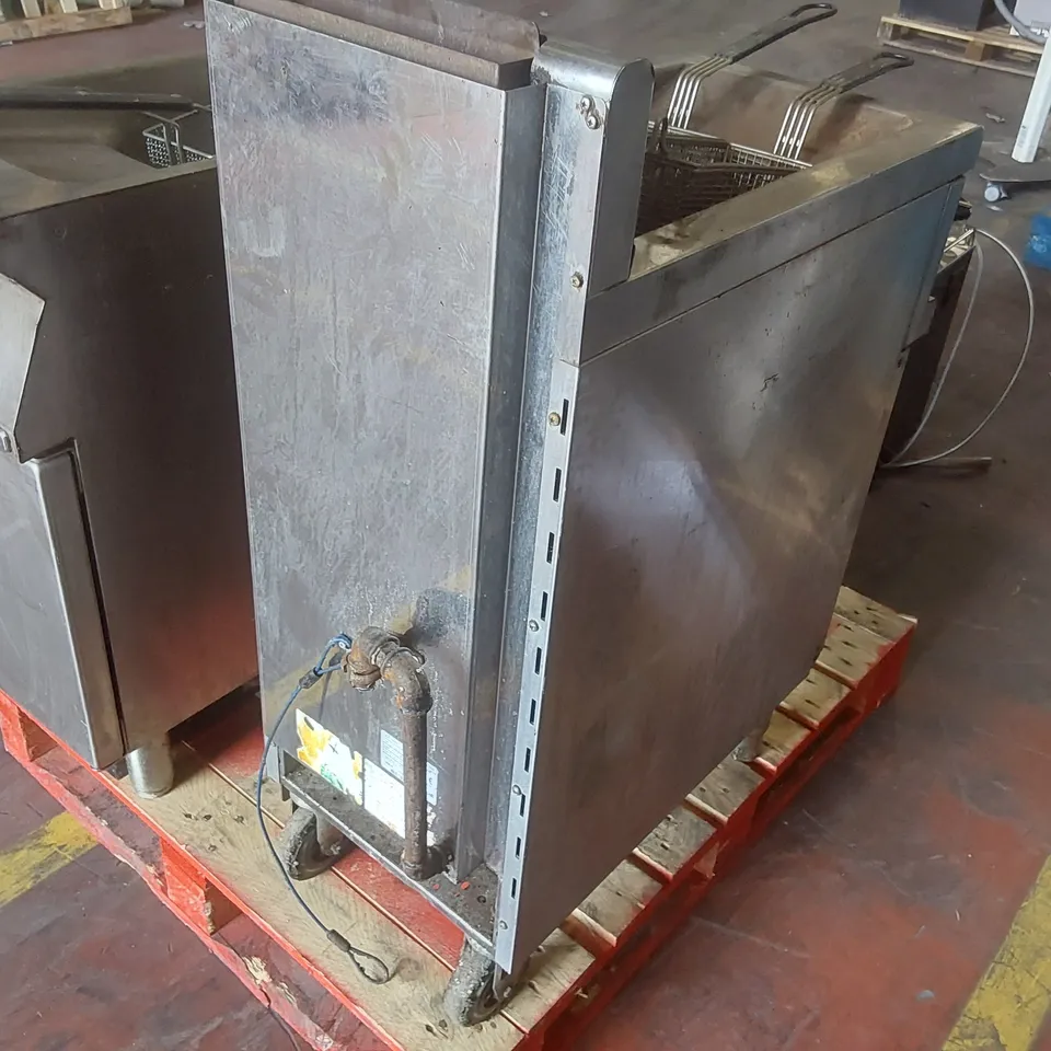 LINCAT OPUS 700 OG7106/N IS A 16-LITRE FREESTANDING COMMERCIAL NATURAL GAS FRYER