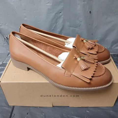 BOXED PAIR OF DUNE LONDON KILTED TASSEL LOAFER IN TAN LEATHER - SIZE 7