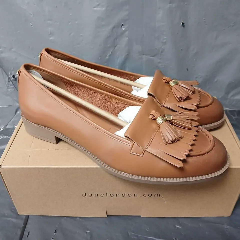 BOXED PAIR OF DUNE LONDON KILTED TASSEL LOAFER IN TAN LEATHER - SIZE 7