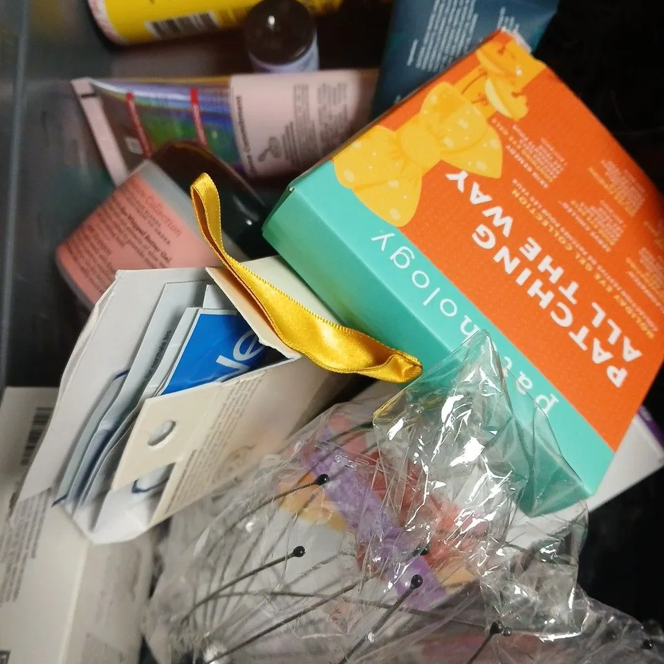 APPROXIMATELY 15 ASSORTED HEALTH & BEAUTY PRODUCTS TO INCLUDE HEAD MASSAGER, FACIAL MOISTURISER, VAGISIL ETC 