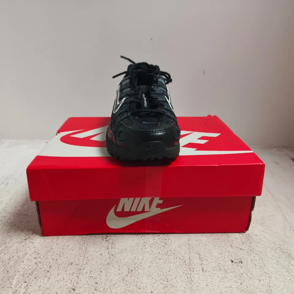 BOXED PAIR OF NIKE P-6000 FADE TRAINERS IN BLACK/ANTHRACITE SIZE UK 4