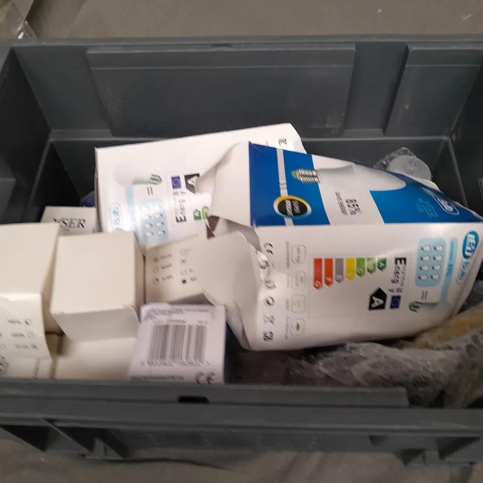BOX OF ASSORTED HOUSEHOLD ITEMS TO INCLUDE CANDLES AND LIGHTBULBS