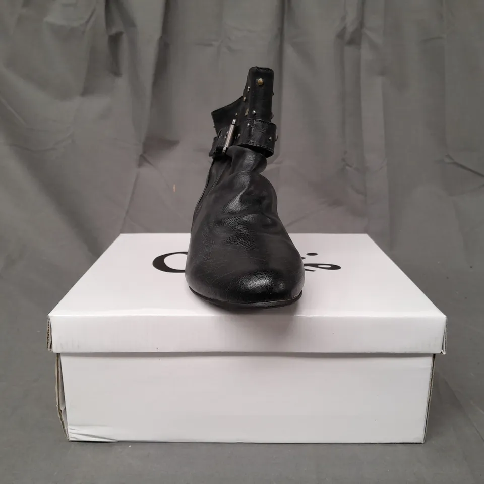 BOXED PAIR OF CUTIE OT SHOES IN BLACK W. STUD EFFECT SIZE 6