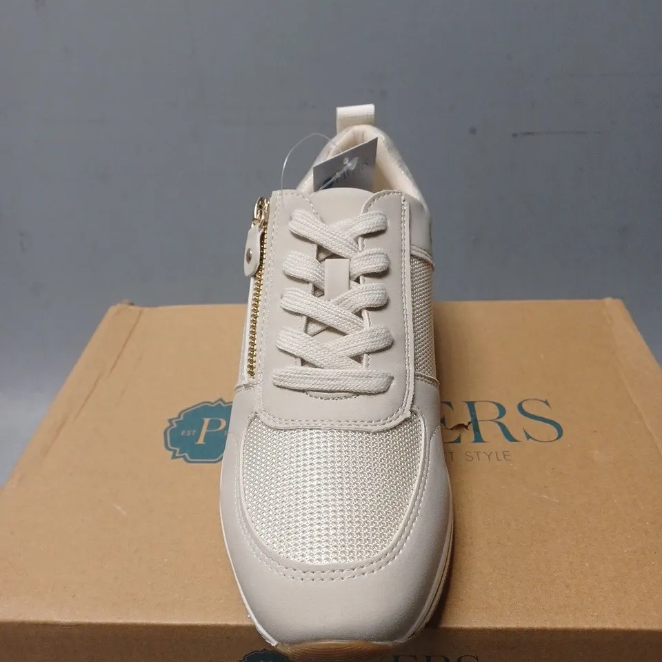BOXED PAIR OF PAVERS TRAINERS - UK SIZE 7