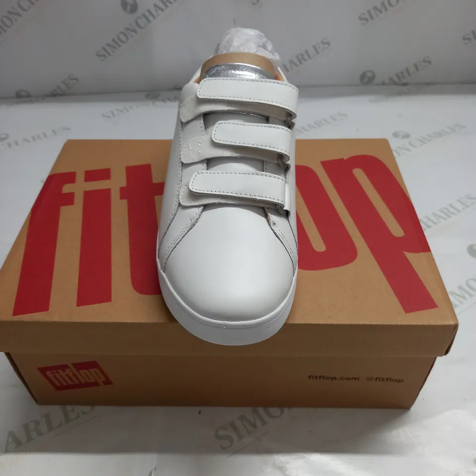 BOXED PAIR OF FIT FLOP RALLY METALLIC BACK LEATHER STRAP SNEAKERS IN WHITE - UK 5