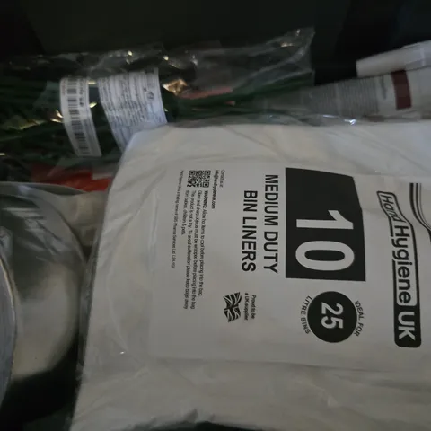 APPROXIMATELY 12 ASSORTED ITEMS TO INCLUDE - CHALK BRIGHTS , MACKS EARPLUGS , PLASTIC CONTAINER ETC