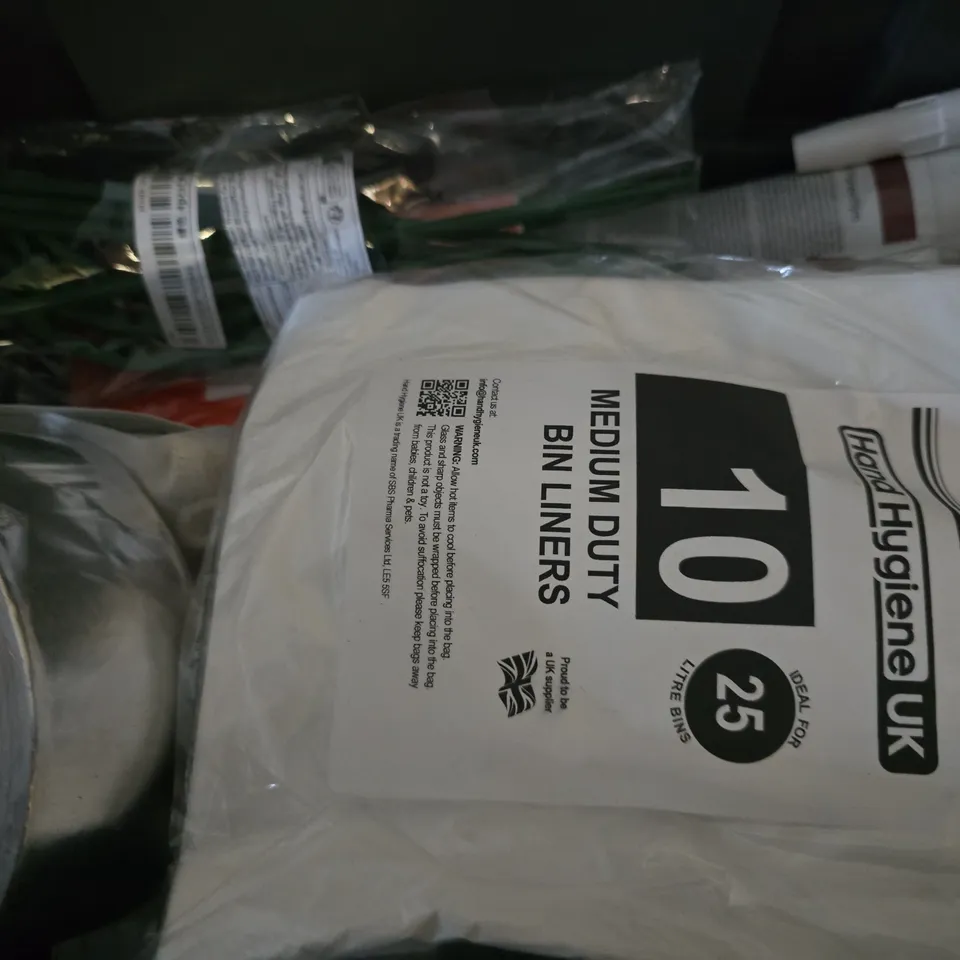 APPROXIMATELY 12 ASSORTED ITEMS TO INCLUDE - CHALK BRIGHTS , MACKS EARPLUGS , PLASTIC CONTAINER ETC