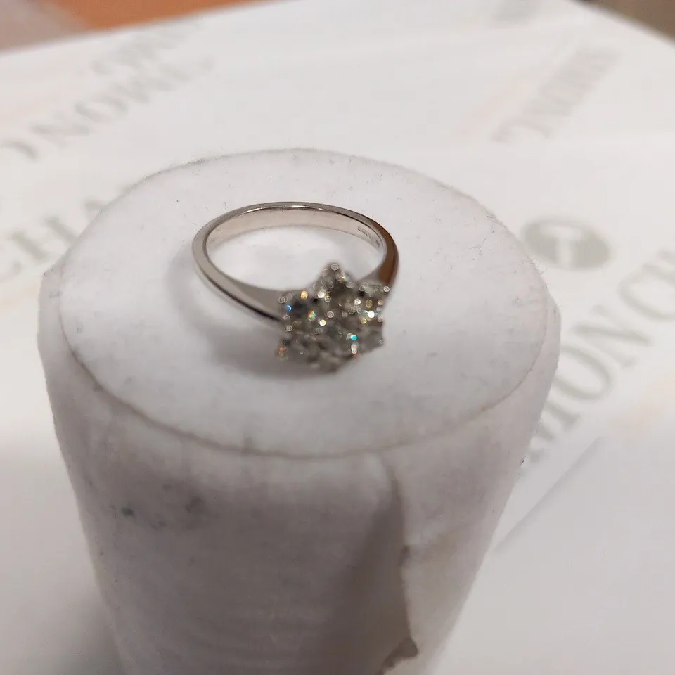 DESIGNER 18CT WHITE GOLD DAISY CLUSTER RING SET WITH DIAMONDS WEIGHING +1.14CT
