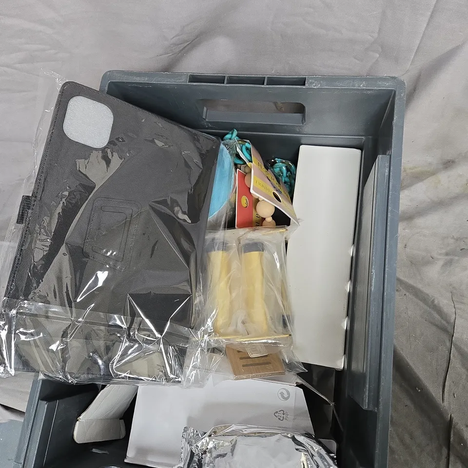 A TOTE OF ASSORTED ITEMS TO INCLUDEBE BOUGIE BEADED BRACELETS (2) WITH ASSORTED HOME & CRAFT ITEMS – MIXED LOT