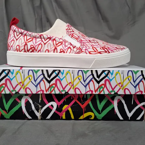 BOXED PAIR OF SKECHERS SLIP-ON SHOES IN WHITE W. RED/PINK HEARTS UK SIZE 7