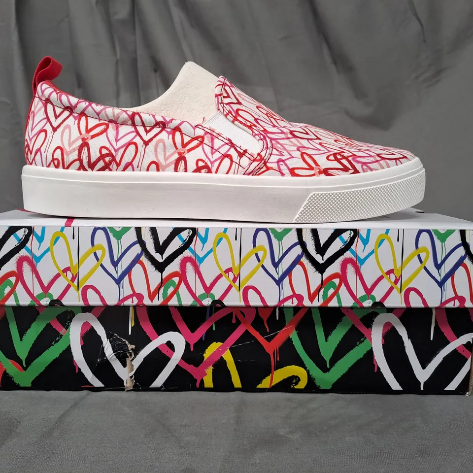 BOXED PAIR OF SKECHERS SLIP-ON SHOES IN WHITE W. RED/PINK HEARTS UK SIZE 7