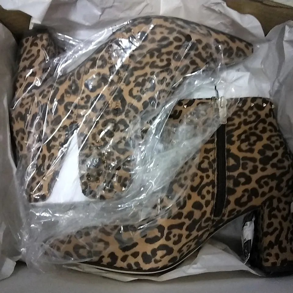 2 SHOE BOXES CONTAINING MARC FISHER CLIENT JAGUAR ANKLE BOOTS SIZE 6.5