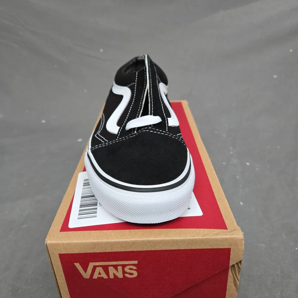 BOXED PAIR OF VANS UNISEX UA OLD SKOOL TRAINERS - BLACK/WHITE - SIZE 4.5 RRP £65