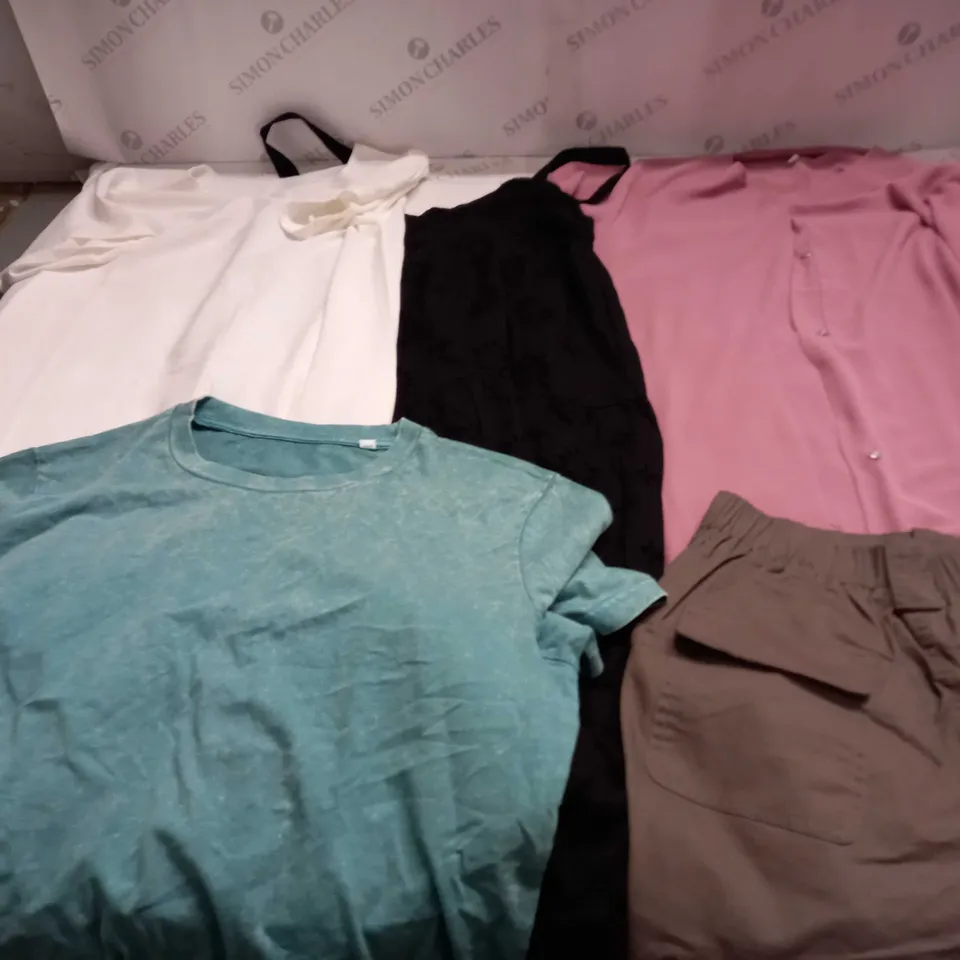 LARGE QUANTITY OF CLOTHING ITEMS TO INCLUDE DRESSES, SWEATERS, JEANS, T-SHIRTS, ETC