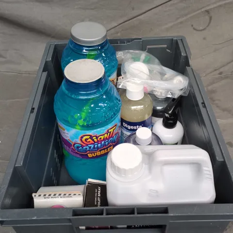 APPROXIMATELY 10 ASSORTED HOUSEHOLD LIQUID PRODUCTS TO INCLUDE - BUBBLES , WASHING UP LIQUID , ETC 