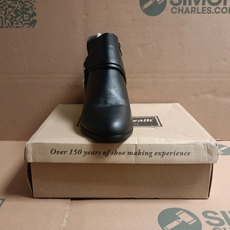 BOXED PAIR OF CUSHION-WALK MID BLOCK HEEL ANKLE BOOTS IN BLACK SIZE 7