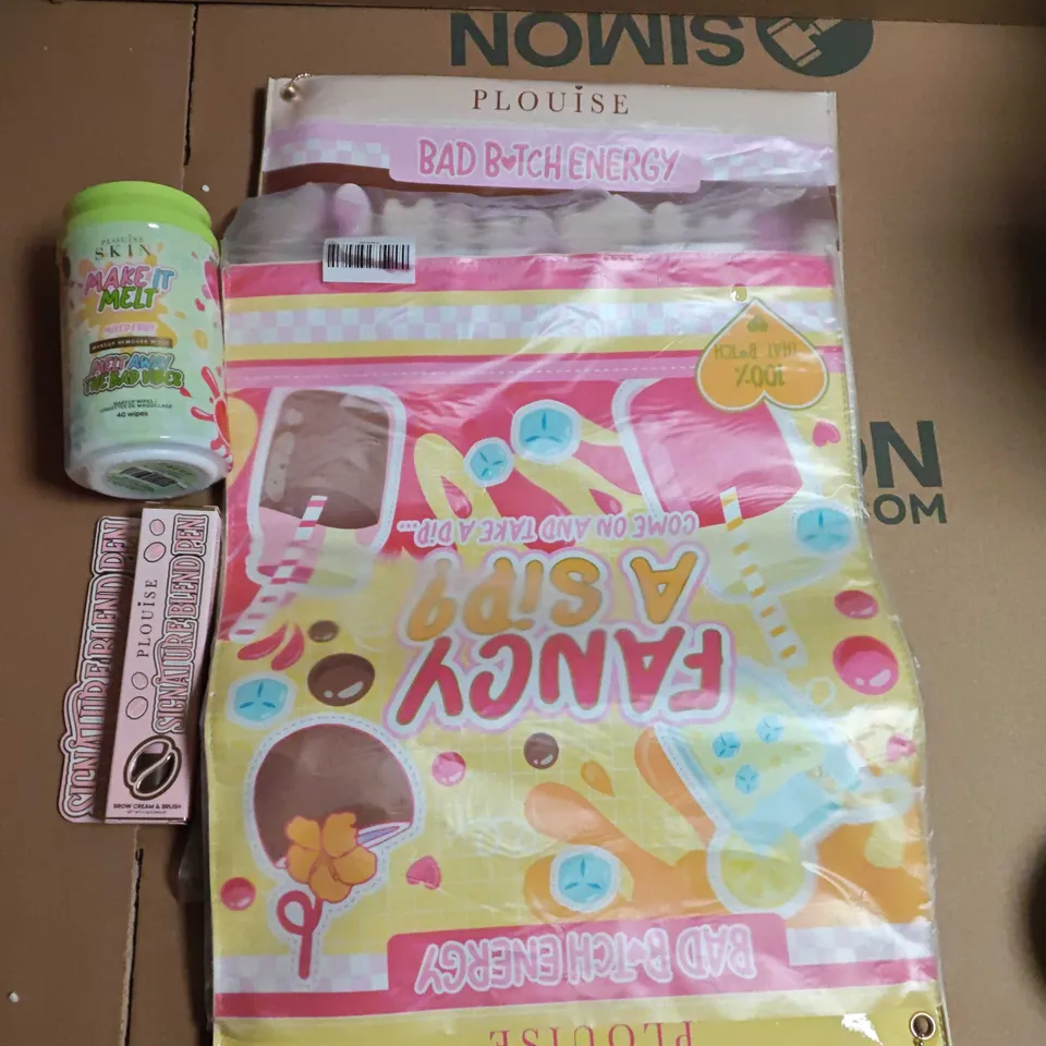 LOT OF 4 ASSORTED PLOUISE ITEMS TO INCLUDE ZIPPE DBAGS, MAKE-UP WIPES ANSD BLEND PEN