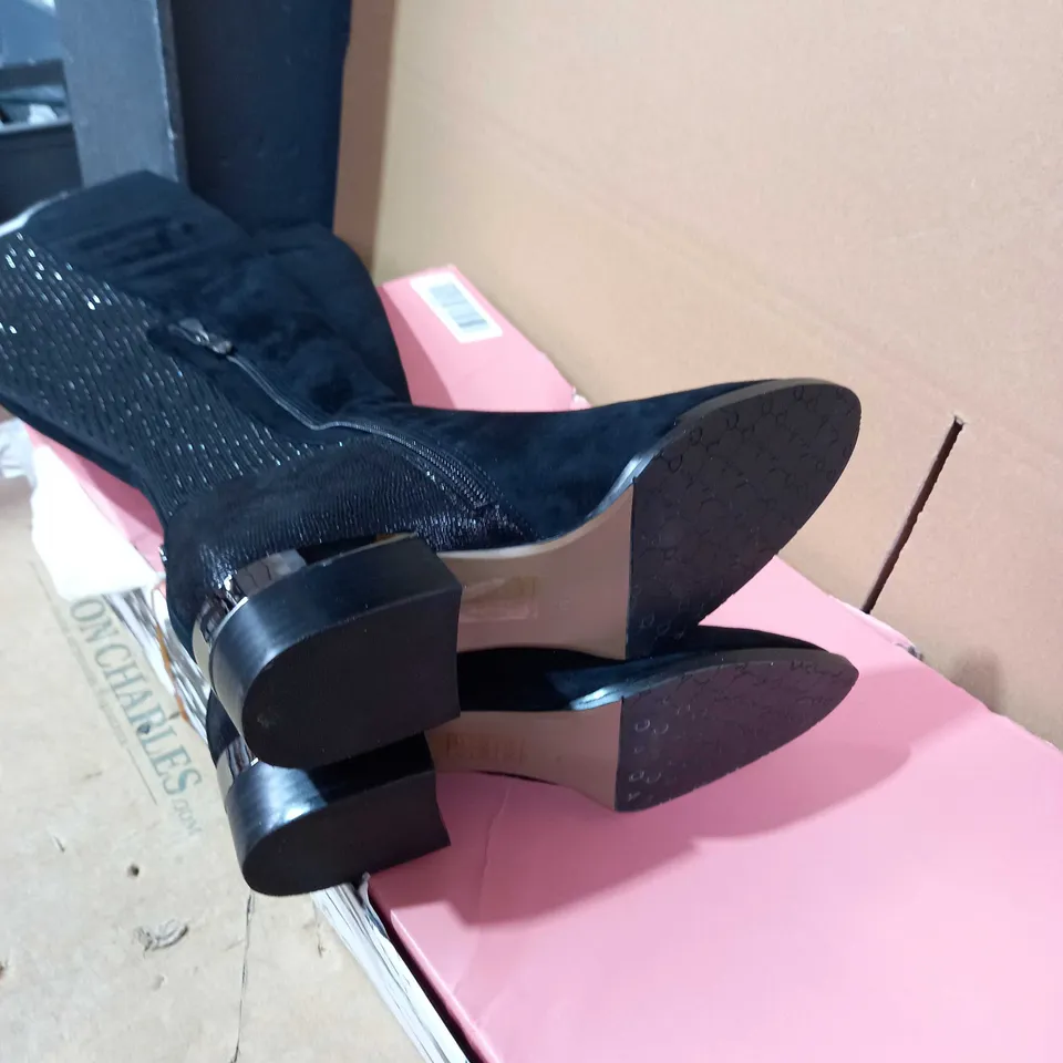 BOXED PAIR OF MODA IN PELLE BOOTS - SIZE 40