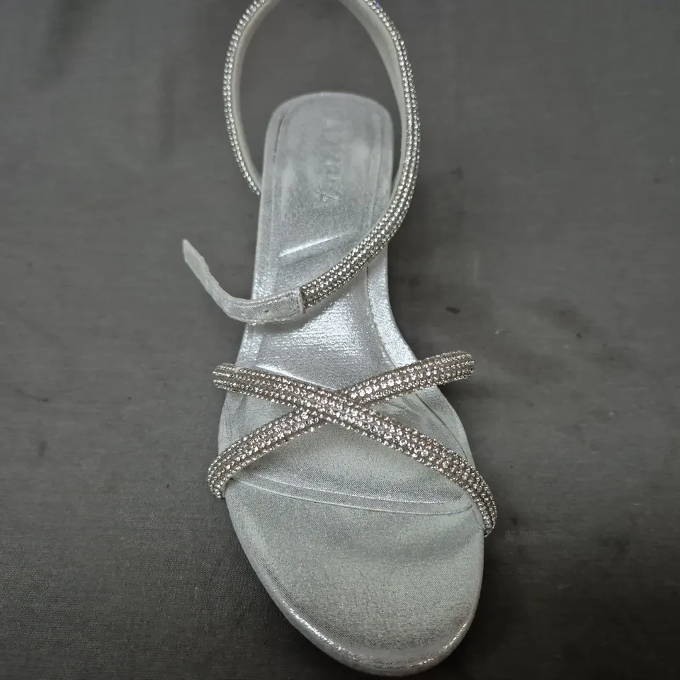 BOXED PAIR OF CARVELA OPEN TOE LOW HEEL STRAPPY SANDALS IN SILVER EU SIZE 38