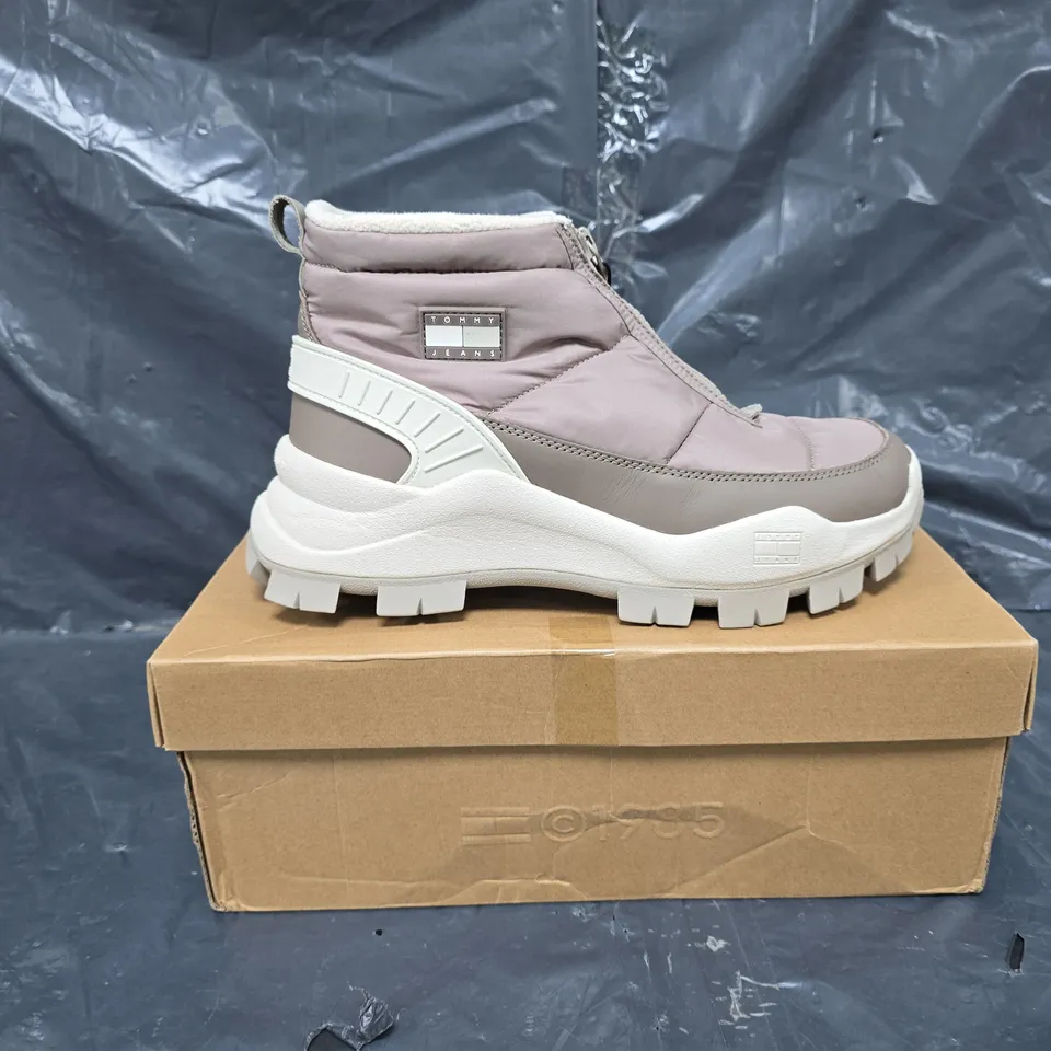 BOXED PAIR OF TOMMY JEANS BOOTS IN CREAM SIZE UK 6.5