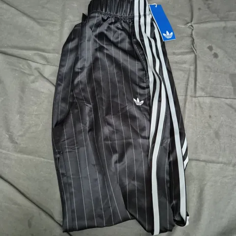 UK 8-10 ADIDAS KD2295 TRACK PANTS – BLACK WITH PINSTRIPES